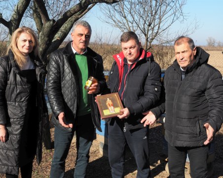 Известен пчелар почерпи с пресен, билков мед гости от община „Марица