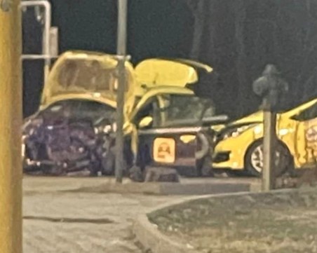 Кола помете три таксита на столичния бул. „Черни връх