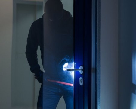 Откраднаха около 400 000 лв. от офис на нотариус в Перник