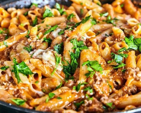 Паста с говежда кайма, доматен сос и сметана на фурна