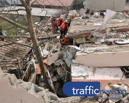 Пловдивски доброволци се борят за живота на 5-членно семейство затрупано в Турция ВИДЕО