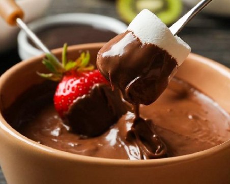 Рецепта за домашно шоколадово фондю с фъстъчено масло