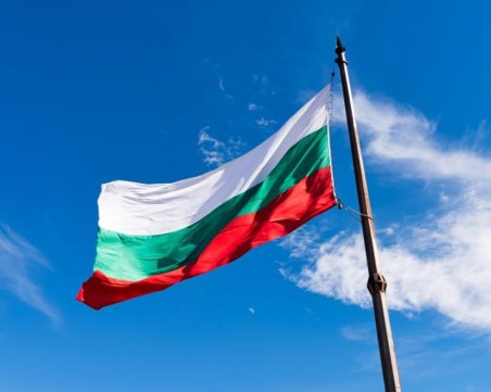 Сваляме националния флаг наполовина в знак на съпричастност с Турция и Сирия