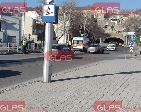 Верижна катастрофа в Пловдив, пристигна линейка