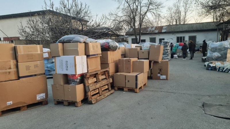 Доброволческият подем в Пловдив не стихва, складовете с дарения за Турция и Сирия преливат