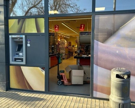 Крадци разбиха витрината на магазин в Пловдив, пробвали да откраднат бутилки уиски