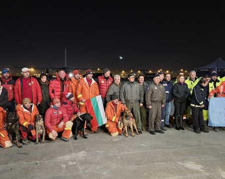 С питка и мед посрещаха първите български спасителни екипи, които се прибраха от Турция