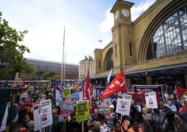 Във Великобритания вече втори месец хиляди протестират Хората искат поне