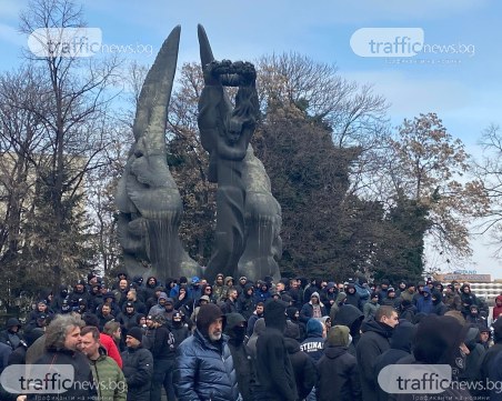 Стотици фенове на протест в Пловдив срещу политиката на Северна Македония спрямо българите