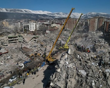 Турция ще арестува 131 души, сочени за отговорни за срутване на сгради