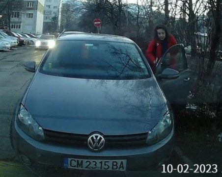 Жена удари няколко пъти колата на софиянец,докато паркира – той я издирва