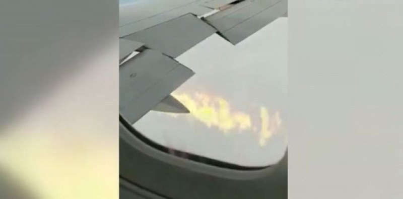 Самолет кацна аварийно, след като крилото му се запали по време