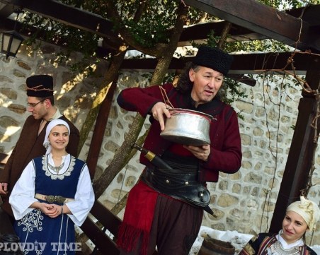 Честит празник! Черпят лозарите, винарите, кръчмарите, археолозите и влюбените