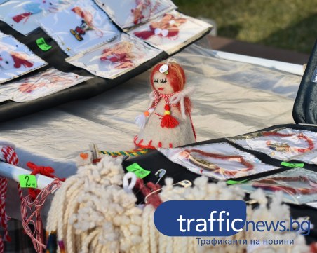 Инфлацията удари и мартеничките, но не и настроението, което носят на Пловдив