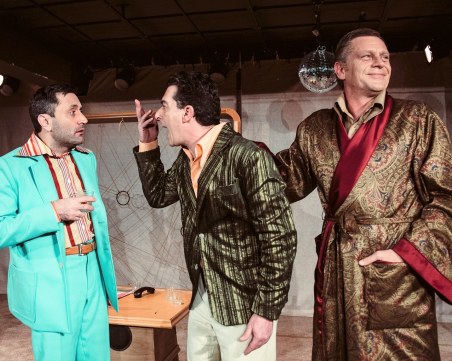 Кафето е с претенция, а студенината е галантна в новия спектакъл на Юлиан Вергов, Иван Радоев, Моню Монев