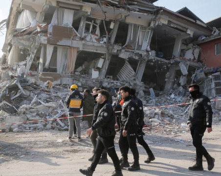 Катар помага с контейнери от Мондиала на пострадалите от земетресението