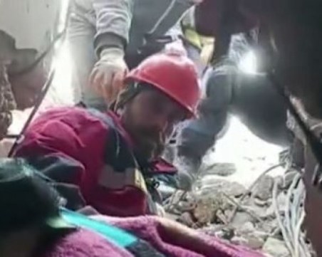 След 175 часа: Спасиха жена от руините в Турция