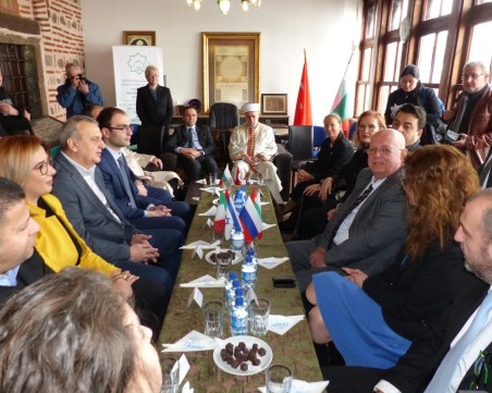 Турската общност кани на кафе на толерантността в Пловдив, почитат с едноминутно мълчание жертвите на земетресението