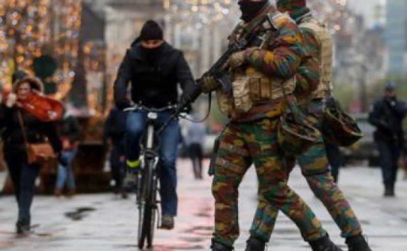 Въоръжен мъж бе арестуван близо до театър в белгийския град