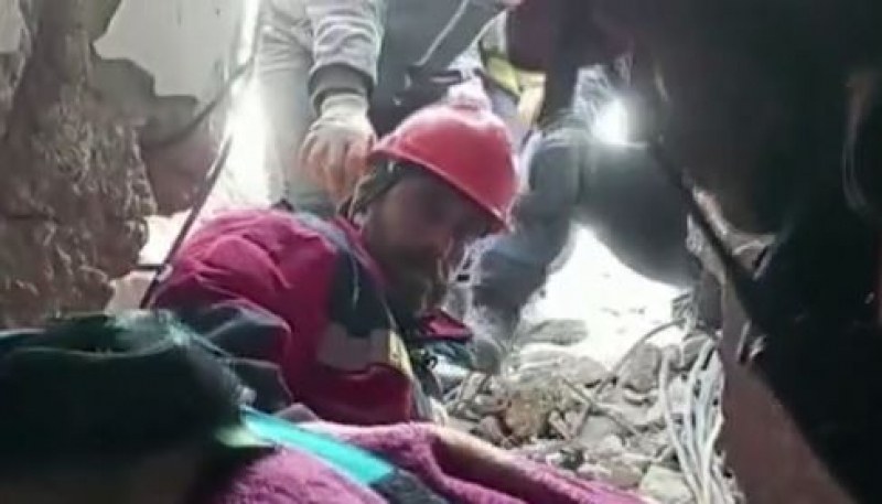 Спасители в Турция успяха да  сграда в област Хатай. Според