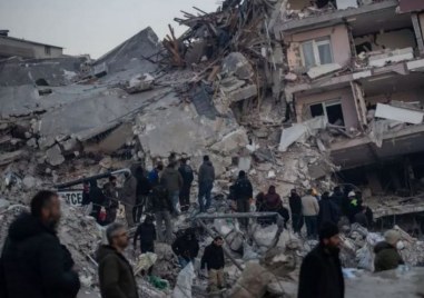 Българче на 1 г и майка му която е със