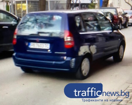 На Герджика! Неадекватен шофьор се заби в колчета пред магазин, взе детето си и избяга