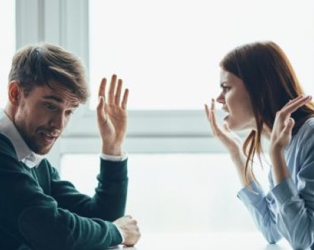 Признаци, че имаш връзка с комплексиран мъж