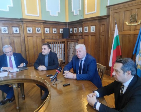 Зико започва да си говори с общинските съветници през медиите, не знаели какво гласуват