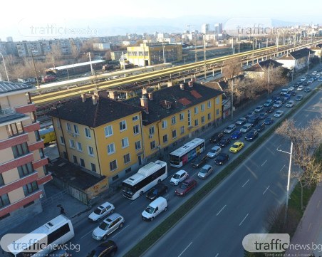 Зверско задръстване в района на Централна гара, колите едвам се движат