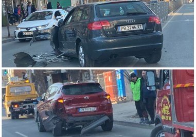 Лек автомобил премина през разделителната ограда на бул Васил Априлов