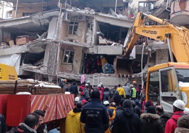 Броят на жертвите от опустошителни земетресения по турско сирийската граница продължава