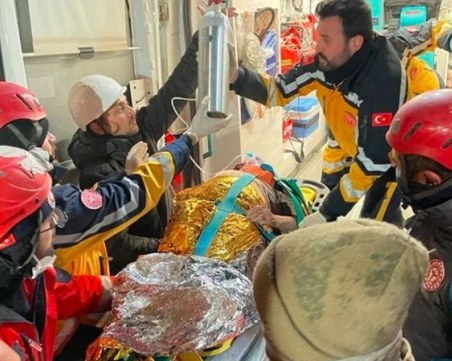 10 дни под руините: Извадиха жива 42-годишна жена в Турция