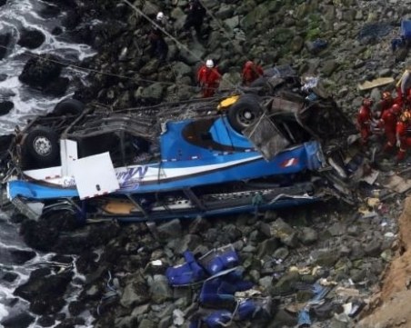 Автобус с мигранти падна от скала в Панама, най-малко 30 са загинали