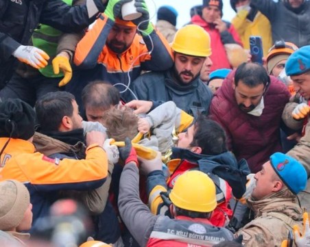 Чудо! 77-годишен мъж оцеля след 212 часа под руините в Турция