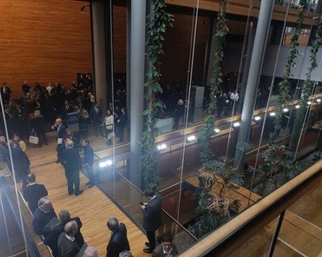 Хаос в Европарламента - кюрдски активисти се провесиха от терасата на пленарната зала