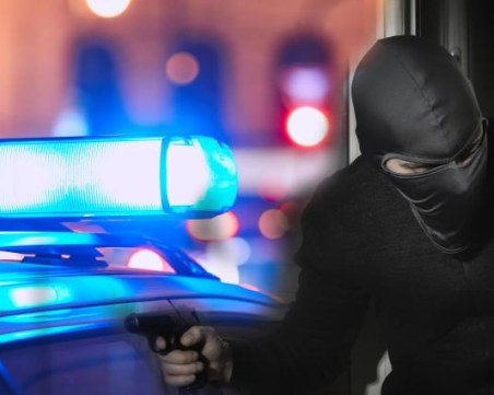 Маскиран и въоръжен обра магазин в центъра на Кърджали, опита да избяга с такси