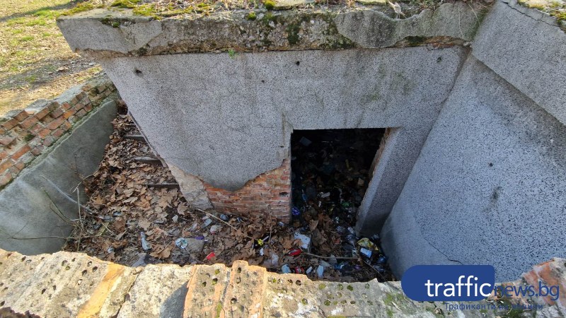 Старата тоалетна в парк Рибница тъне в мизерия половин година