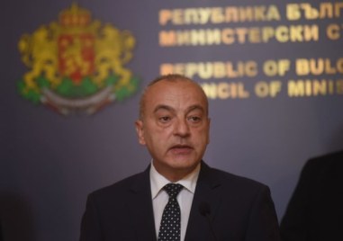 Премиерът Гълъб Донев е бил опериран заради проблеми с коляното