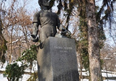 С поклонение пред паметника на Васил Левски на централната алея