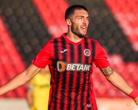 Голмайсторът на Локо София ще играе в Русия