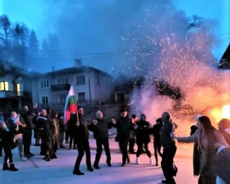 Карнавално дефиле и 3-метров огън в Дедово през уикенда