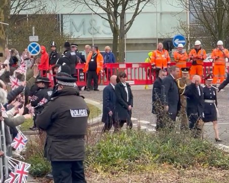 Крал Чарлз се сблъска с антимонархически протест край Лондон