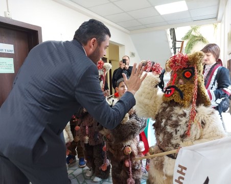 Малки кукери гостуваха в община „Родопи