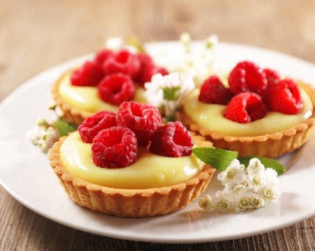 Сладки тарталети с лимонов крем и малини