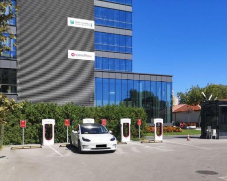 Tesla отваря зарядните си станции и за други електромобили