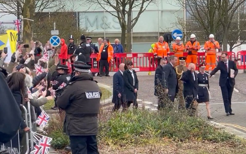 Крал Чарлз се сблъска с антимонархически протест край Лондон