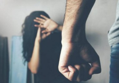 23 годишен осъждан мъж преби жена на трамвайна спирка в София Нападението