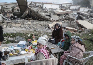 Турски деца останали без дом в резултат на силните трусове