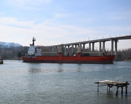 Кораб заседна под 