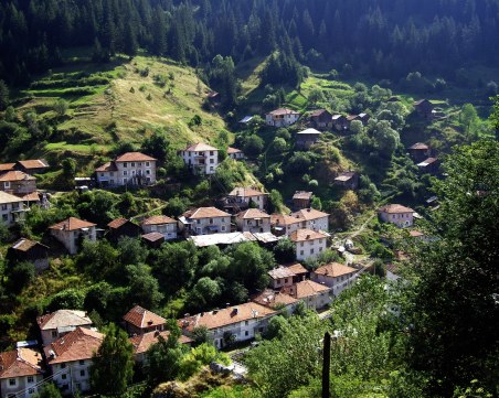 Майка и син са открити мъртви в дома им в родопско село